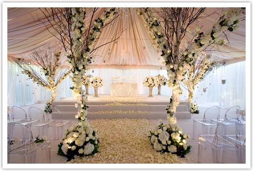  empty solarium into a very romantic space perfect for an indoor wedding