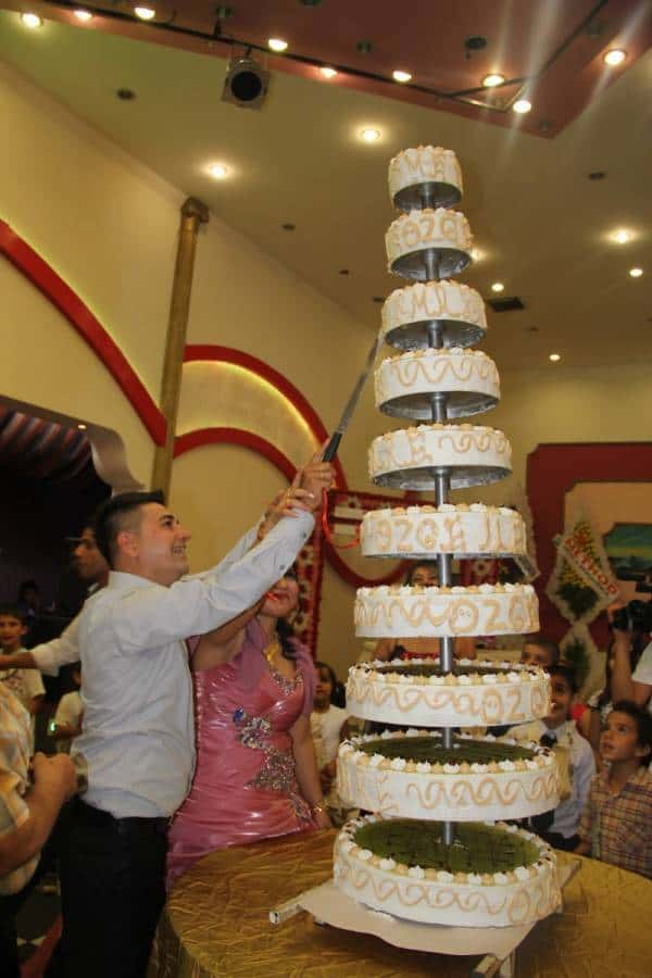 5 Huge, Beautiful Wedding Cakes