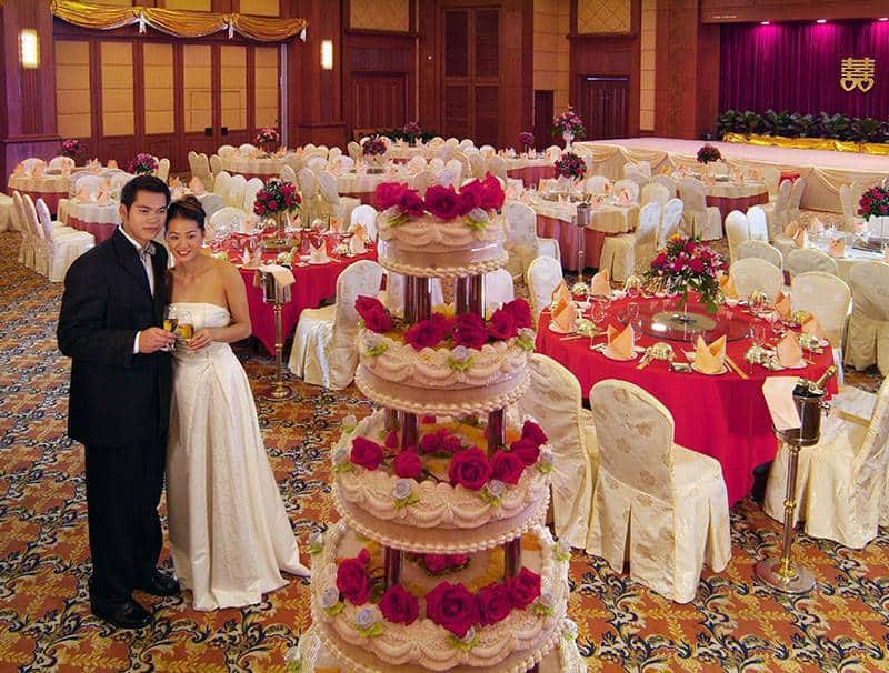 Chinese-wedding-with-red-accents