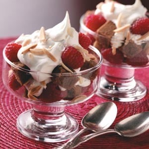Delicious and Easy Wedding Dessert Idea: Layered Trifle Individual Trifle
