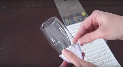 DIY Bridal Champagne Glass – Bring a Beautiful Twist to the Plain Glass 11 diy bridal champagne glass