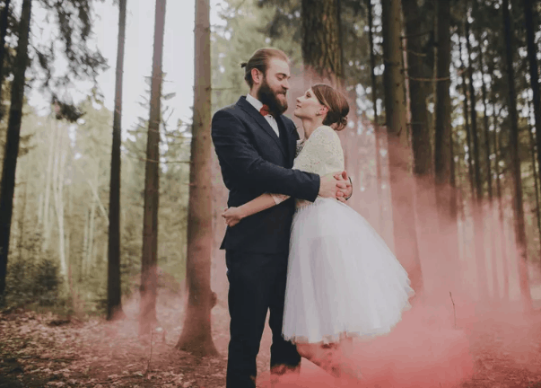 25 Cool Smoke Bomb Ideas For Your Wedding Portraits 89