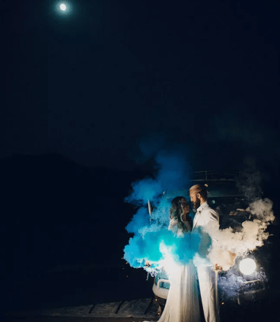 25 Cool Smoke Bomb Ideas For Your Wedding Portraits 81