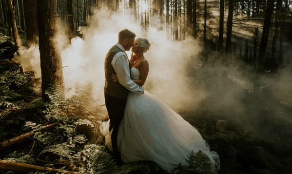 25 Cool Smoke Bomb Ideas For Your Wedding Portraits 97