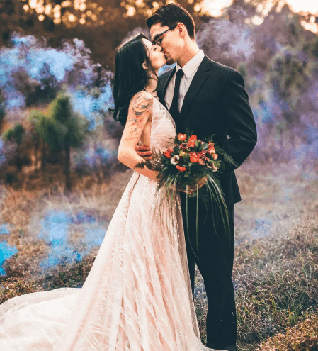 25 Cool Smoke Bomb Ideas For Your Wedding Portraits 97