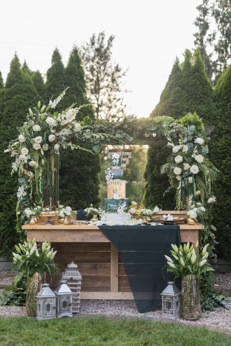 This Emerald, Gold, and White Backyard Wedding Is Super! 49