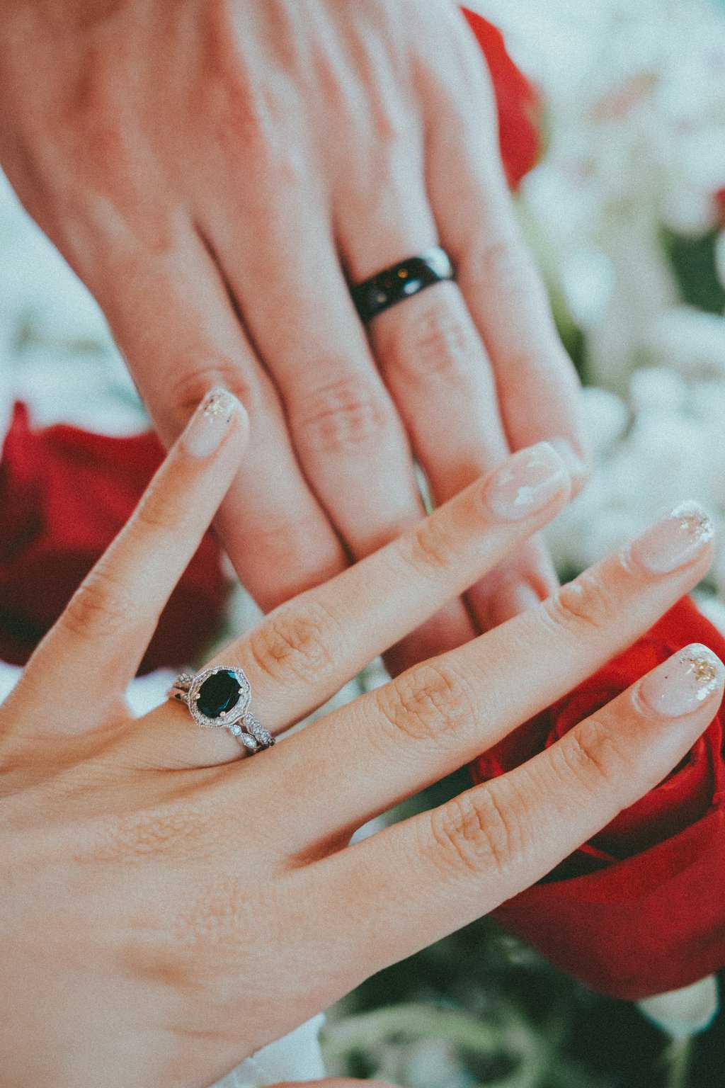 Free A Couple's Hands with Rings Stock Photo