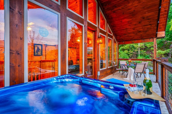Hot tub with a view of the Great Smokey Mountain National Park