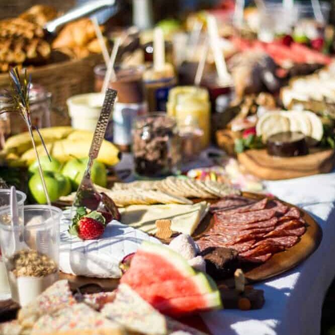 How to plan a potluck wedding dishes