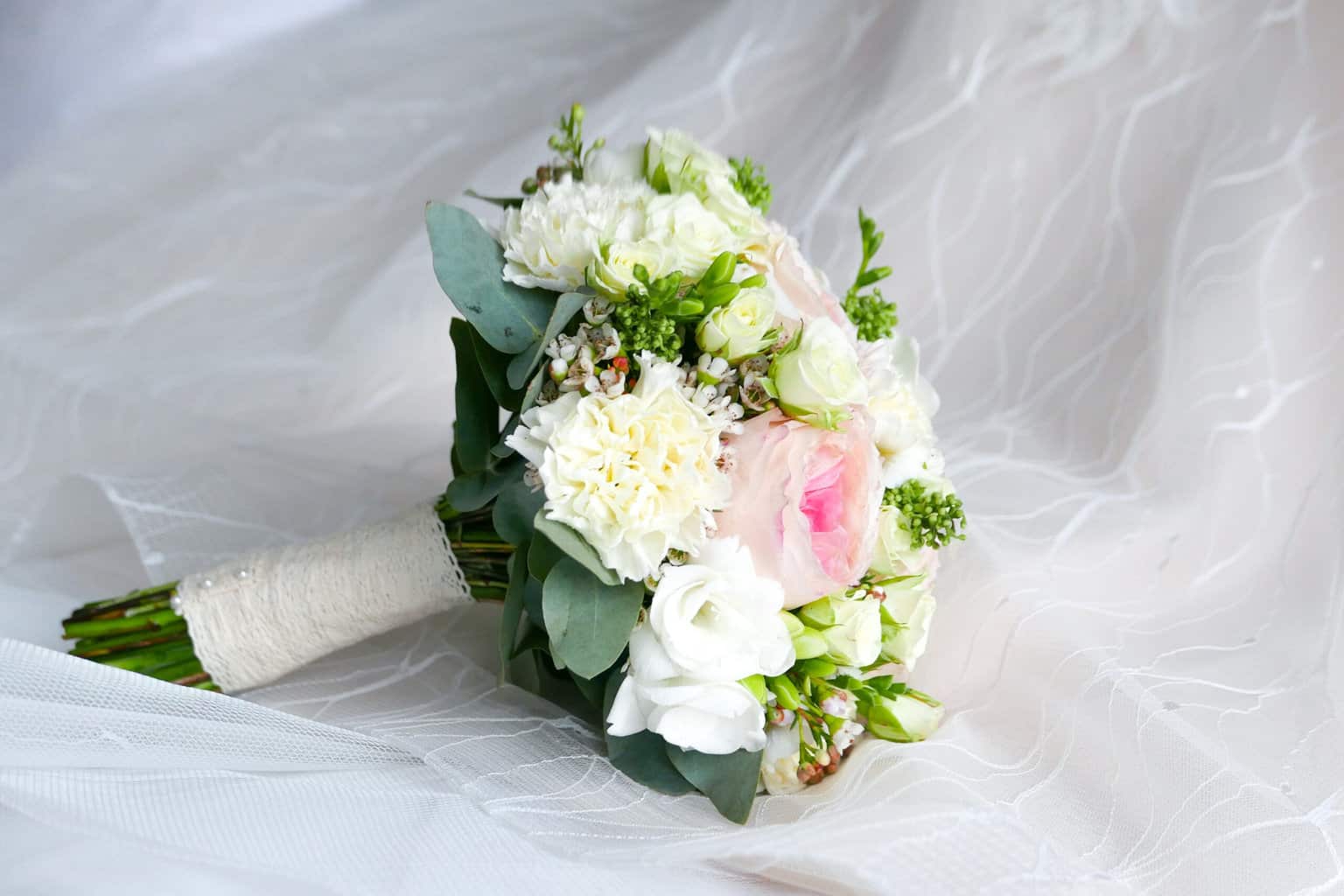 A beautiufil bridal bouquet.