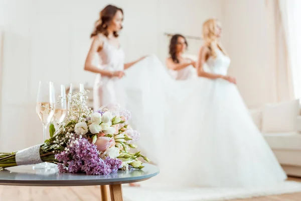 Wedding bouquet with bride and bridesmaids — Stock Photo, Image