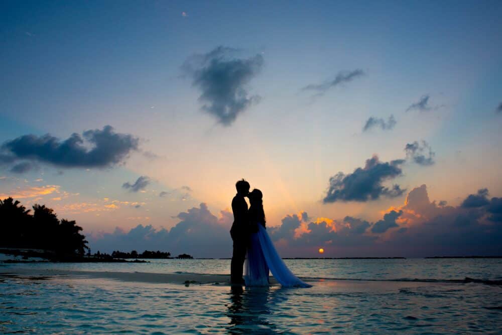 Free Silhouette Photo of Man and Woman Kisses Between Body of Water Stock Photo