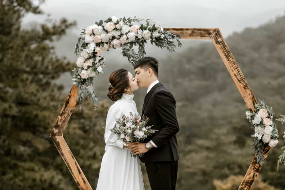 Free Bride and Groom Kissing Stock Photo